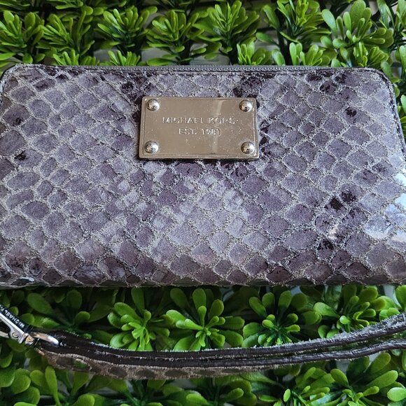 EUC Michael Kors grey snake print wristlet - Picture 2 of 13